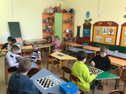 отборочный тур турнира по шашкам.